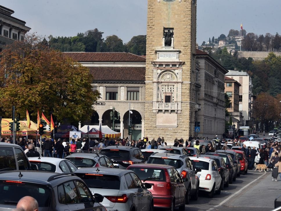 Il traffico su via Roma durante l’ultima giornata di Mercatanti