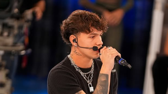 Opi vince la sfida e resta nel talent «Amici». Ospite Chiamamifaro Opi vince la sfida e resta nel talent «Amici». Ospite Chiamamifaro