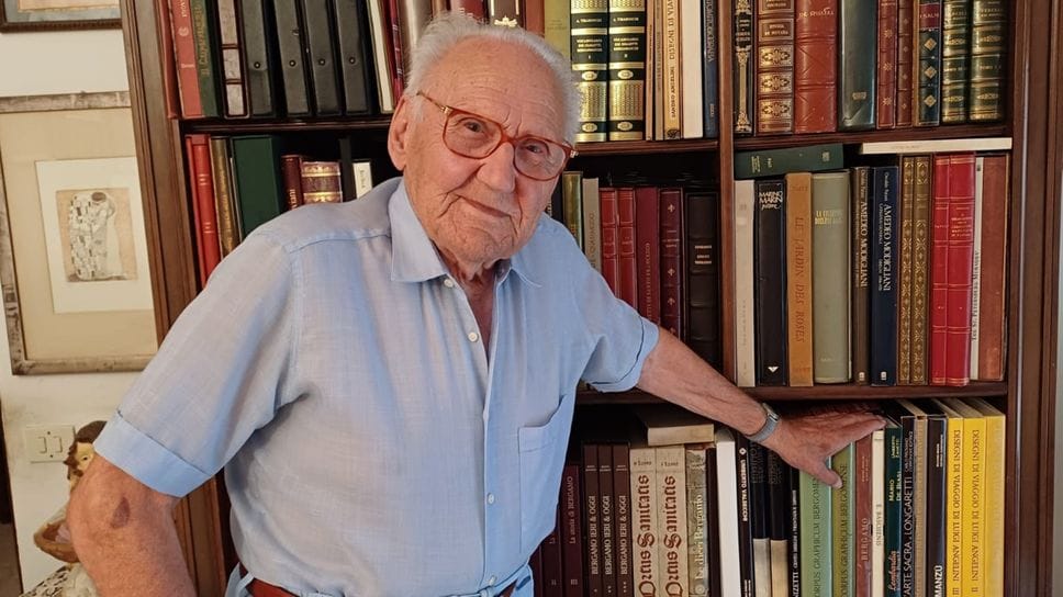 Tiziano Tarantola, oggi, in mezzo ai suoi libri Tiziano Tarantola, oggi, in mezzo ai suoi libri