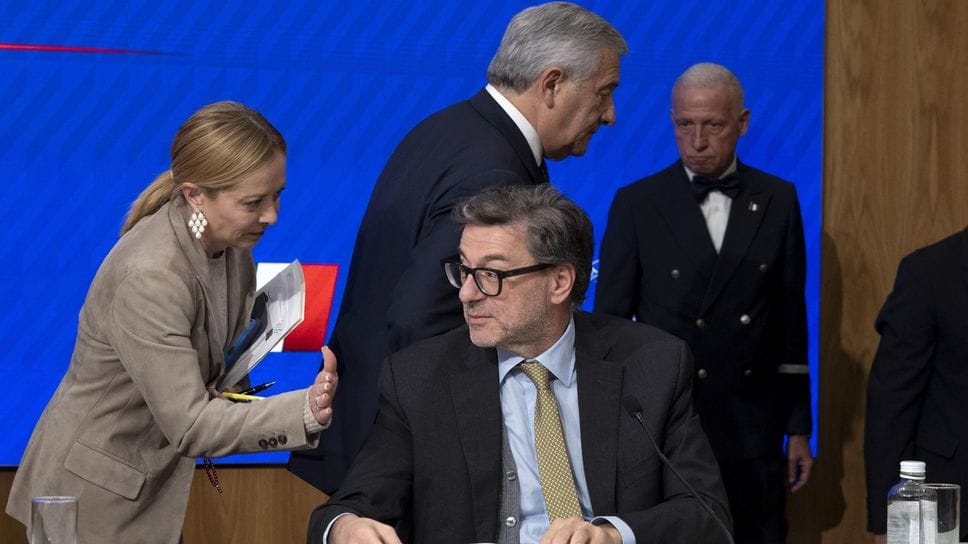 Il ministro dell’Economia Giancarlo Giorgetti con la premier Giorgia Meloni e alle spalle il ministro degli Esteri Antonio Tajani durante la conferenza stampa di presentazione della manovra economica Il ministro dell’Economia Giancarlo Giorgetti con la premier Giorgia Meloni e alle spalle il ministro degli Esteri Antonio Tajani durante la conferenza stampa di presentazione della manovra economica