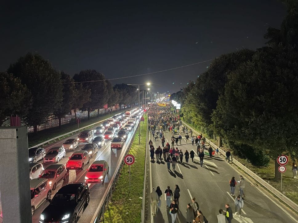 Il corteo visto dal cavalcavia di Campagnola, con il corteo verso l’A4