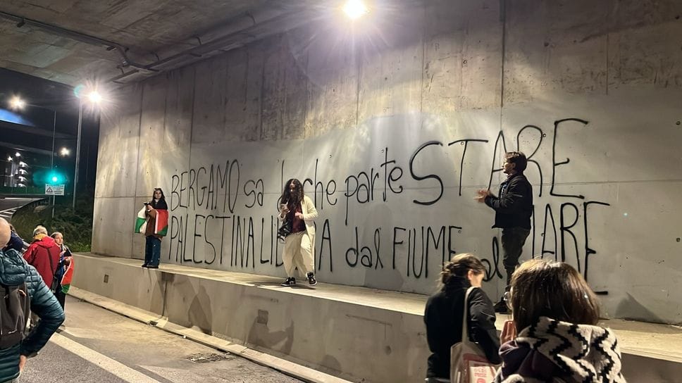 Una scritta sotto il cavalcavia del rondò dell’autostrada