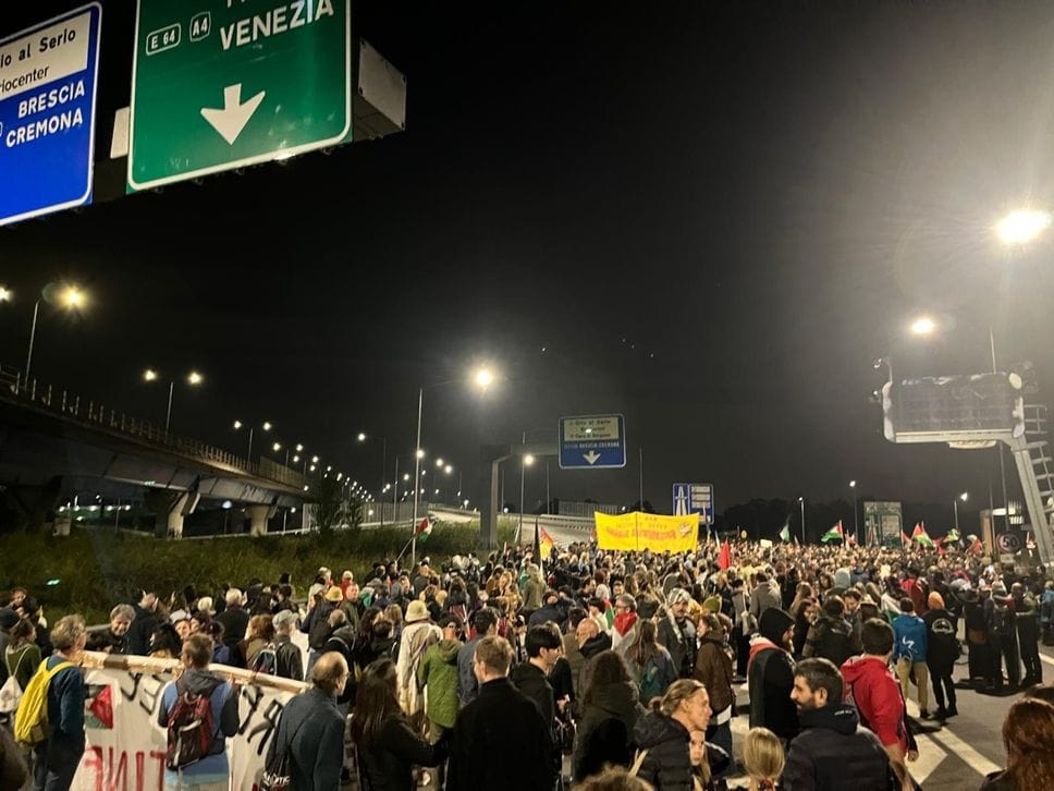 I manifestanti al casello dell’A4