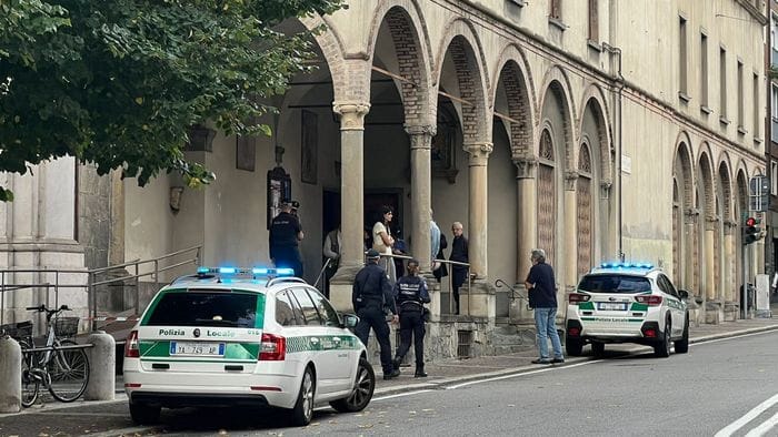 Bergamo, l’autopsia del clochard: morto a seguito della caduta