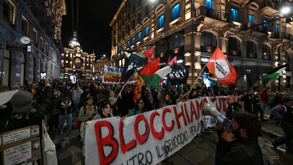 Il corteo ieri a Milano. Migliaia in piazza in tutta Italia dopo l’abbordaggio della Flotilla