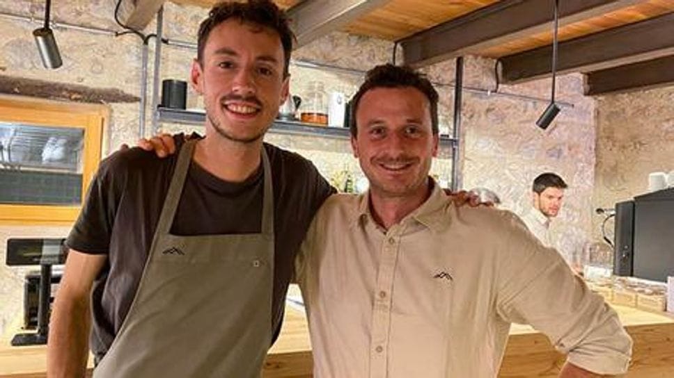 Da sinistra Michele Lazzarini con Giacomo Perletti della Contrada Bricconi di Oltressenda Alta Da sinistra Michele Lazzarini con Giacomo Perletti della Contrada Bricconi di Oltressenda Alta