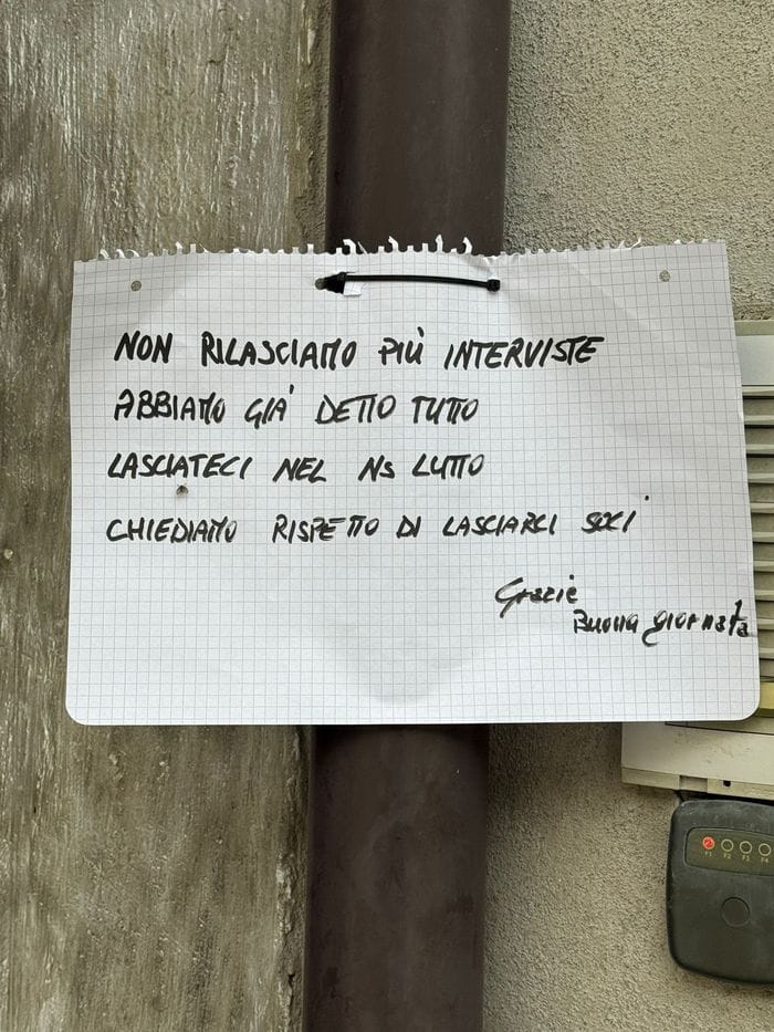 L’appello dei famigliari di Pamela appeso sul citofono della casa di Strozza