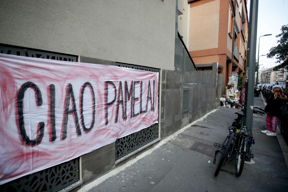 Fiaccolata per Pamela Genini nel quartiere Gorla