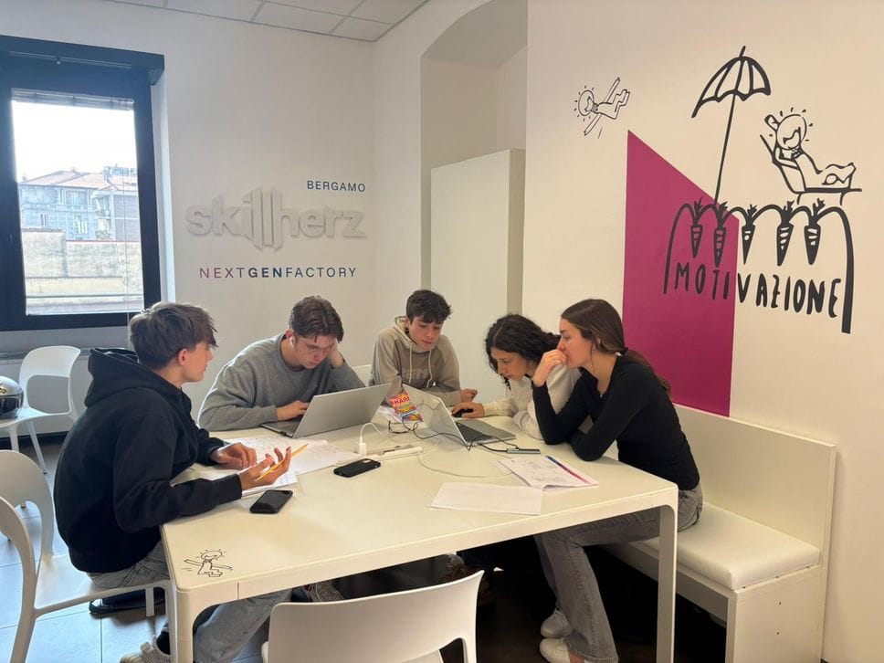 Il centro Skillherz di Bergamo con ragazze e ragazzi impegnati nell’alternanza scuola-lavoro Il centro Skillherz di Bergamo con ragazze e ragazzi impegnati nell’alternanza scuola-lavoro