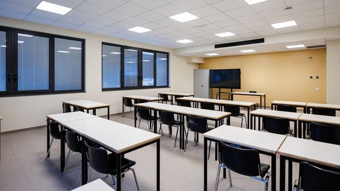 https://storage.ecodibergamo.it/media/photologue/2025/10/20/photos/cache/scuola-venti-cattedre-ancora-senza-docente-sistema-da-rivedere_520365e8-ad2b-11f0-b221-31e719b4b64b_1920_1080_v3_large_16_9.jpeg