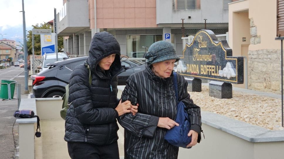 La mamma e la nonna di Pamela prima di entrare nella camera ardente La mamma e la nonna di Pamela prima di entrare nella camera ardente