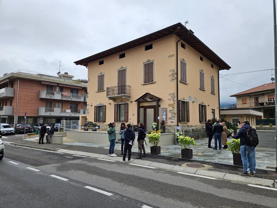 Fuori dalla casa del commiato di Villa d'Almè