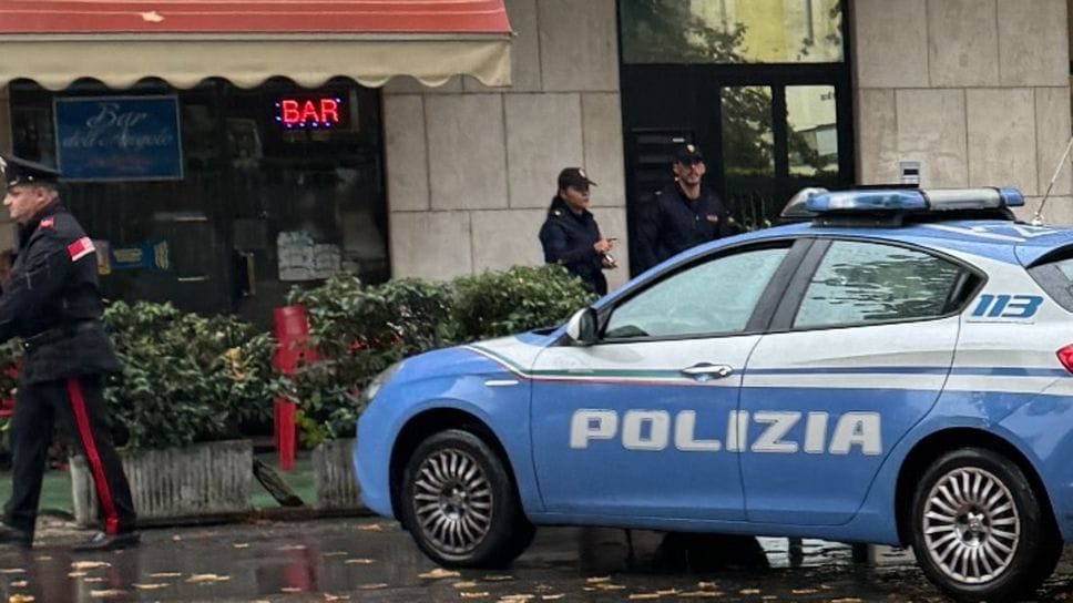 Forze dell’ordine a Treviglio davanti al bar Forze dell’ordine a Treviglio davanti al bar