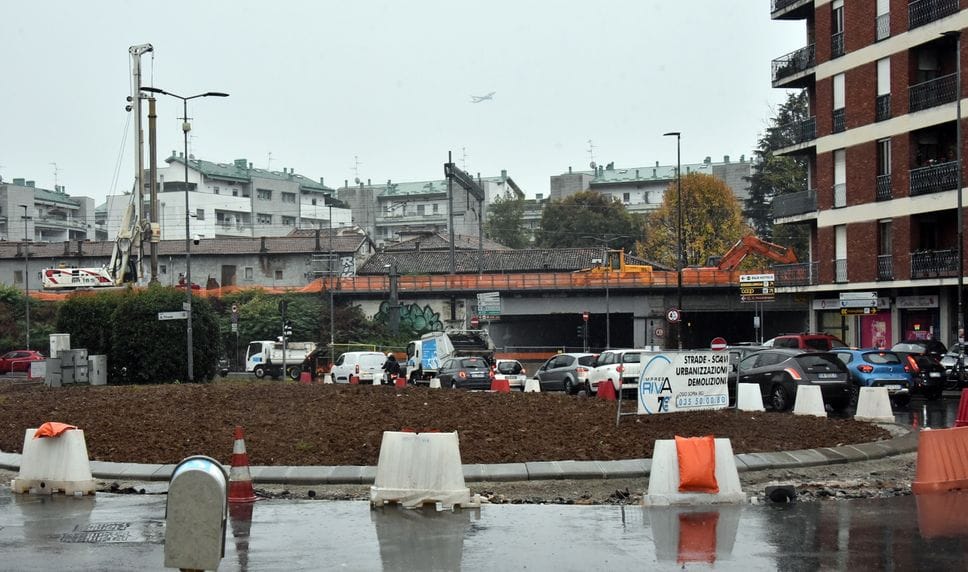 I lavori alla rotonda di largo Tironi finiranno a luglio 2026, quando riaprirà il ponte di via San Bernardino