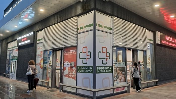 https://storage.ecodibergamo.it/media/photologue/2025/10/21/photos/cache/furto-in-farmacia-a-caravaggio-via-cinquemila-euro-e-alcuni-medicinali_b5674ffa-adf3-11f0-8cce-bf1b9d25f283_1920_1080_v3_large_16_9.jpg