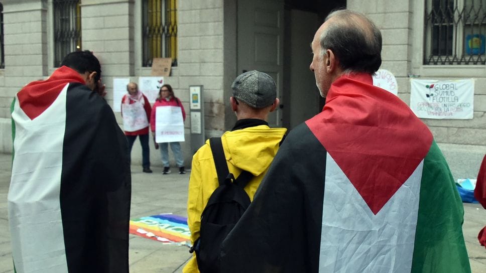 Un presidio davanti al Comune Un presidio davanti al Comune