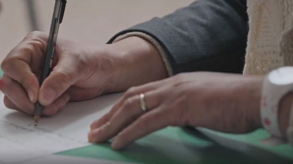 Alcuni frame estrapolati dal trailer del docufilm «Oltre la scuola» Alcuni frame estrapolati dal trailer del docufilm «Oltre la scuola»