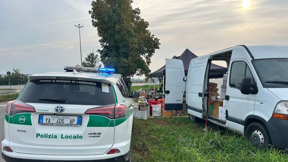 Agenti della Polizia Locale durante un controllo sul territorio Agenti della Polizia Locale durante un controllo sul territorio