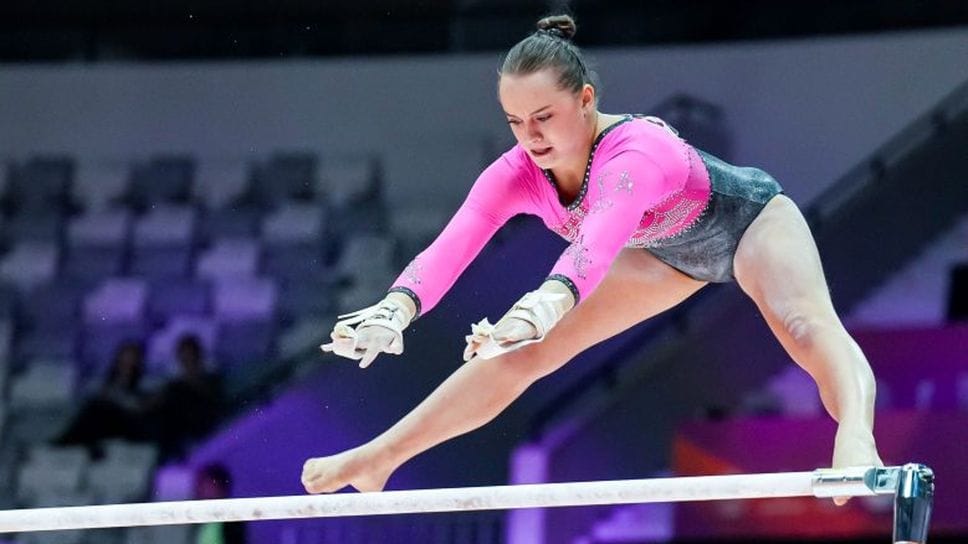 Chiara Barzasi in azione ai Mondiali di Giacarta, in Indonesia. Per la 17enne di Songavazzo ottimo esordio nella kermesse iridata alle parallele e alla trave Chiara Barzasi in azione ai Mondiali di Giacarta, in Indonesia. Per la 17enne di Songavazzo ottimo esordio nella kermesse iridata alle parallele e alla trave