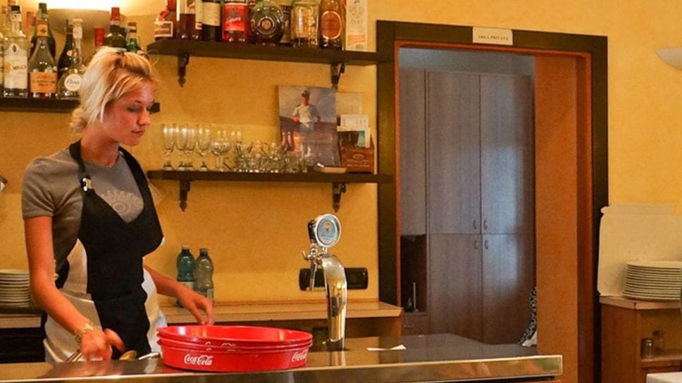 Pamela Genini al lavoro anni fa in un locale della Val Taleggio per aiutare la famiglia Pamela Genini al lavoro anni fa in un locale della Val Taleggio per aiutare la famiglia