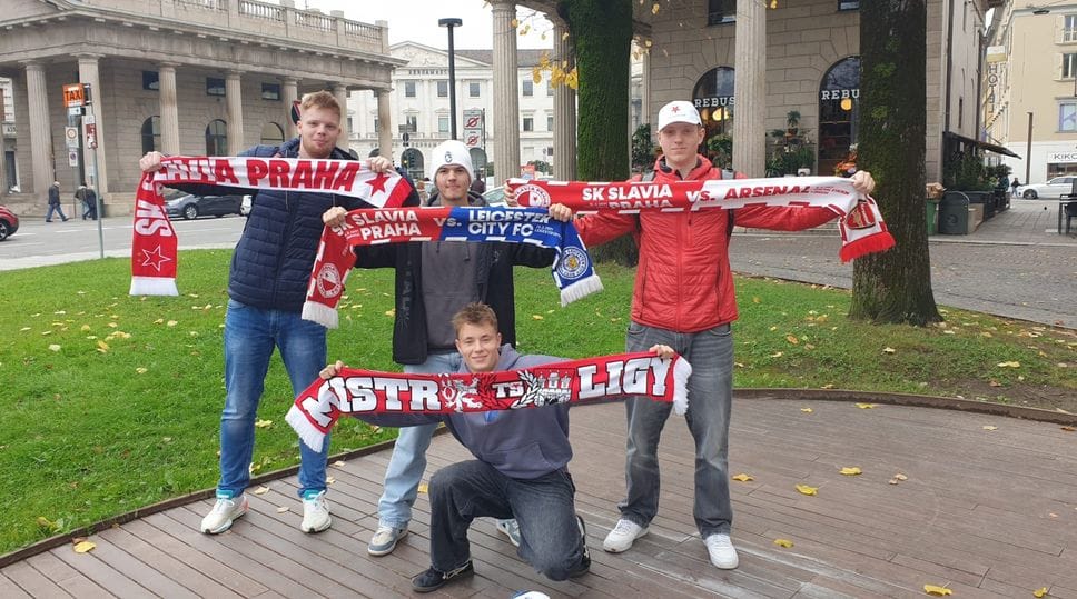 I primi tifosi dello Slavia Praga arrivati a Bergamo nella mattinata di mercoledì 22 ottobre per assistere alla partita di Champions League contro l’Atalanta I primi tifosi dello Slavia Praga arrivati a Bergamo nella mattinata di mercoledì 22 ottobre per assistere alla partita di Champions League contro l’Atalanta