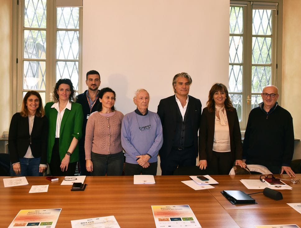 presentazione di «Cartoline dal vicinato» Nella foto di gruppo da sinistra: Sara Belotti, Sara Bosatelli, Luigi Sandrini, Alessia Zucchelli, Bruno Bozzetto, Sergio Gandi, Claudia Lenzini e Renato Magni presentazione di «Cartoline dal vicinato» Nella foto di gruppo da sinistra: Sara Belotti, Sara Bosatelli, Luigi Sandrini, Alessia Zucchelli, Bruno Bozzetto, Sergio Gandi, Claudia Lenzini e Renato Magni