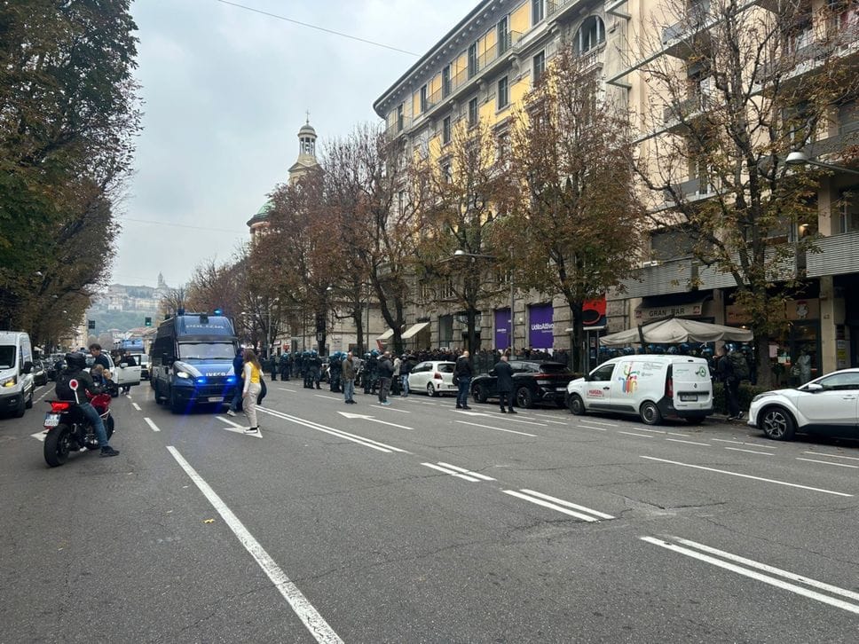 I tifosi dello Slavia Praga sfilano verso piazzale Alpini