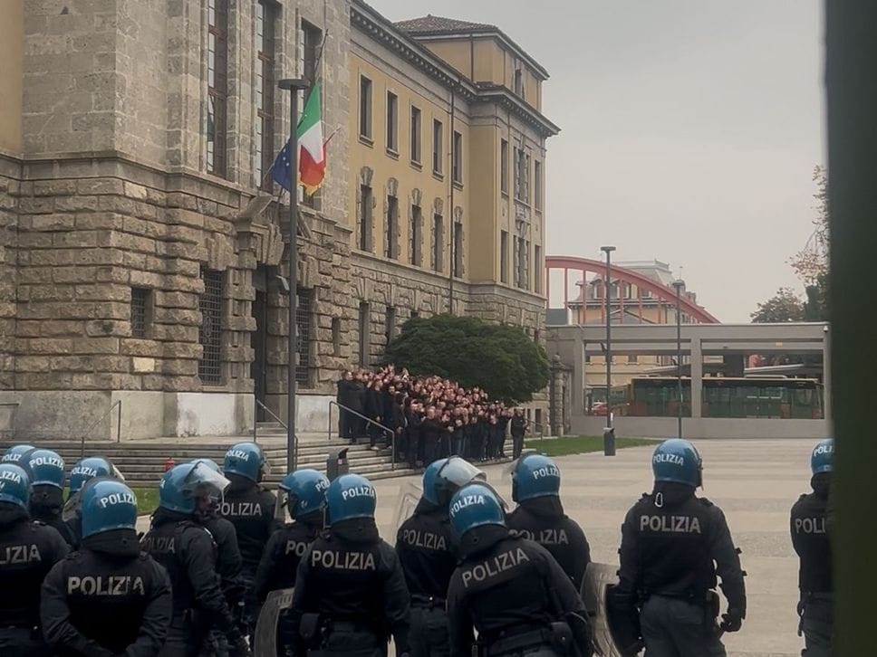 Polizia e tifosi in centro a Bergamo