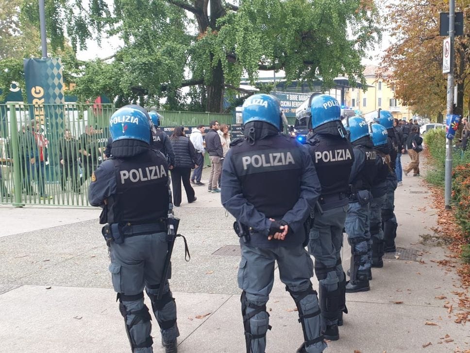 La polizia presidia i tifosi dello Slavia Praga in piazzale Alpini