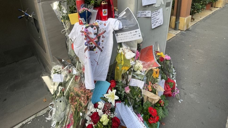 Fiori e messaggi fuori dalla casa milanese di Pamela Genini Fiori e messaggi fuori dalla casa milanese di Pamela Genini