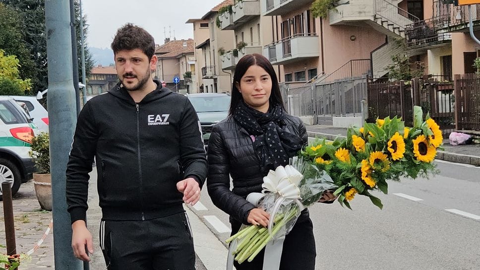 Due amici e vicini di casa della ventinovenne portano un mazzo di fiori alla casa del commiato Due amici e vicini di casa della ventinovenne portano un mazzo di fiori alla casa del commiato