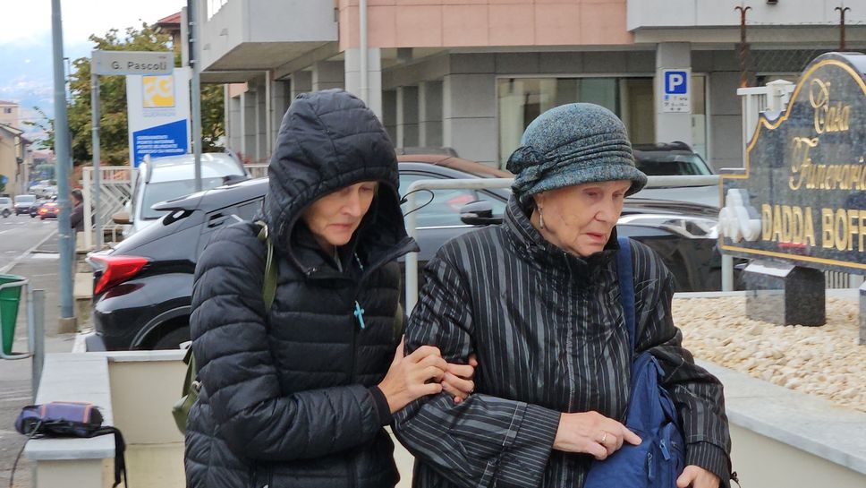 Mamma Una e nonna Inna davanti alla camera ardente di Pamela