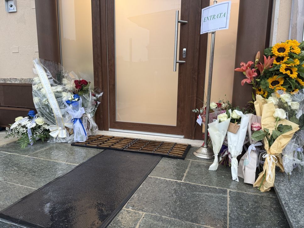 Mazzi fiori all’entrata della Casa del Commiato a Villa d’Almè