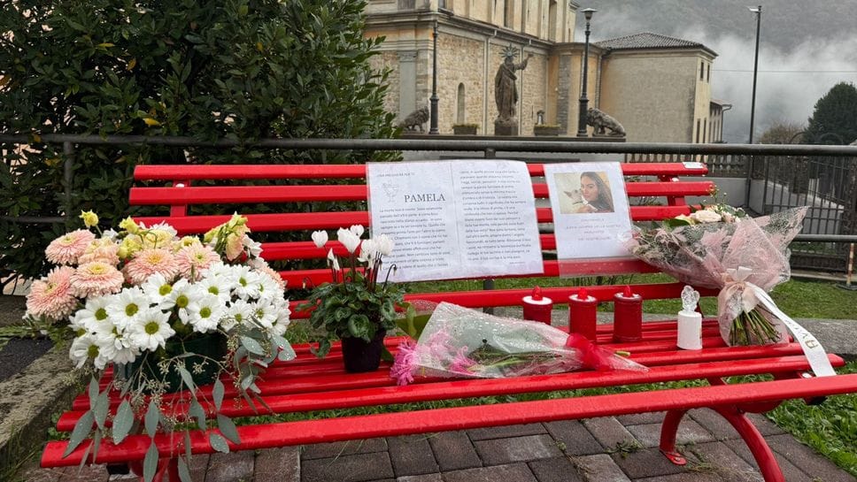 La panchina rossa a pochi metri dalla chiesa parrocchiale di Strozza, diventato luogo spontaneo di riflessione e di preghiera dopo l’uccisione di Pamela Genini, i cui funerali si terranno venerdì 24 ottobre alle 10.30 La panchina rossa a pochi metri dalla chiesa parrocchiale di Strozza, diventato luogo spontaneo di riflessione e di preghiera dopo l’uccisione di Pamela Genini, i cui funerali si terranno venerdì 24 ottobre alle 10.30