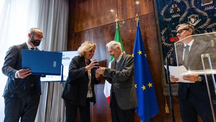 https://storage.ecodibergamo.it/media/photologue/2025/10/24/photos/cache/al-professor-garattini-il-premio-de-sanctis-il-paese-ha-bisogno-di-molta-piu-r_aac4e0b6-b0ab-11f0-80bb-756a8e6dc121_1920_1080_v3_large_16_9.jpg
