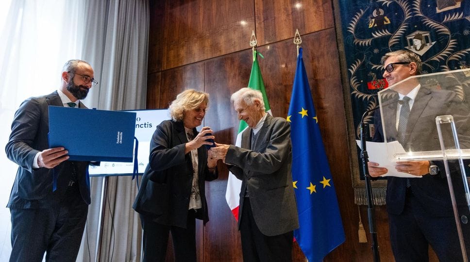Il professor Silvio Garattini mentre ritira il «Premio De Sanctis per la Ricerca» alla «Sapienza» di Roma Il professor Silvio Garattini mentre ritira il «Premio De Sanctis per la Ricerca» alla «Sapienza» di Roma