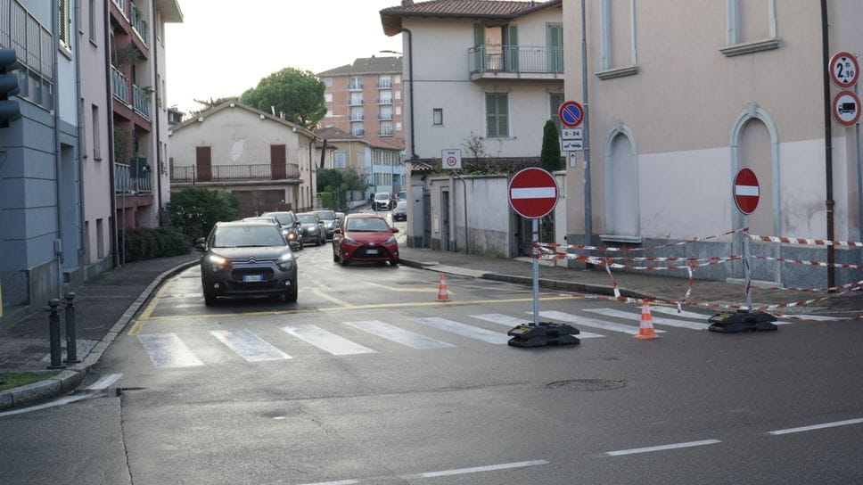 Da una settimana è vietato l’accesso a via San Tomaso da via San Bernardino Da una settimana è vietato l’accesso a via San Tomaso da via San Bernardino