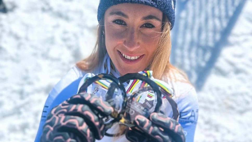 Sofia Goggia, in una foto tratta dal suo profilo Facebook, con i tre bronzi conquistati nel 2024/25: classifica generale, superG e discesa libera