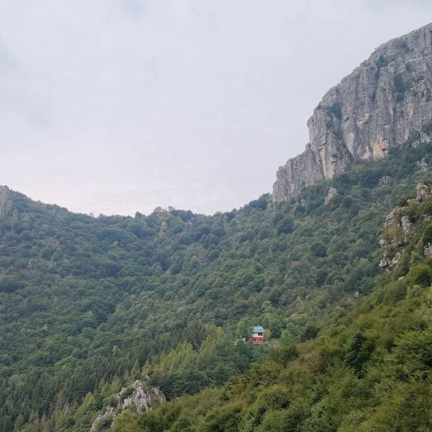 Il Passo del Fò e, seminascosta, la Capanna Alpinisti Monzesi