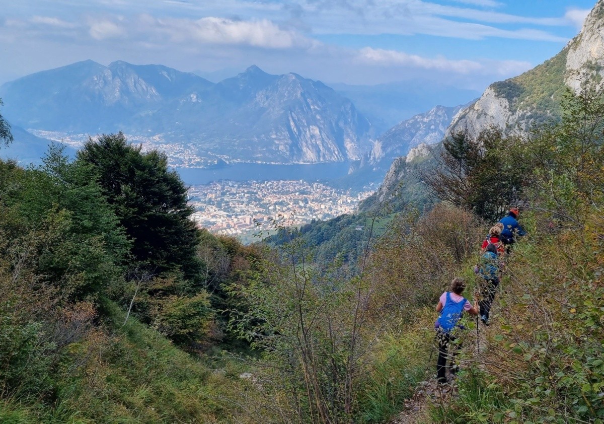 Scorci sul lago dal sentiero per i Piani d’Erna