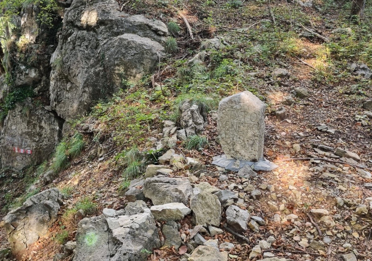 Il cippo di confine al Passo della Porta