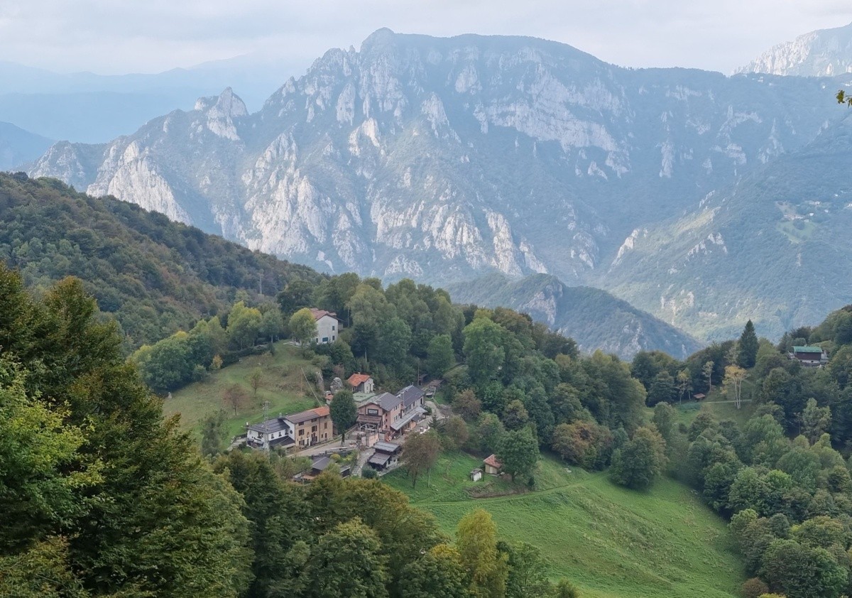 Il Vecchio Borgo d’Erna dal sentiero per il passo del Giuff