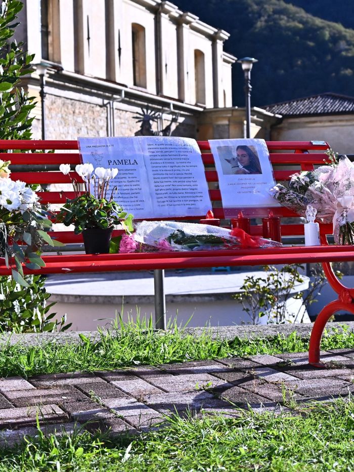 La panchina rossa sul sagrato