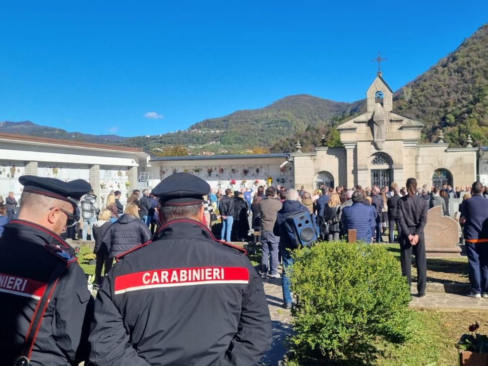 Il saluto al cimitero