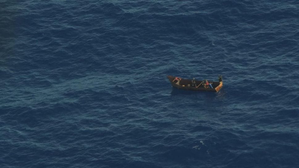 Un’imbarcazione di fortuna nel Mediterraneo centrale Un’imbarcazione di fortuna nel Mediterraneo centrale