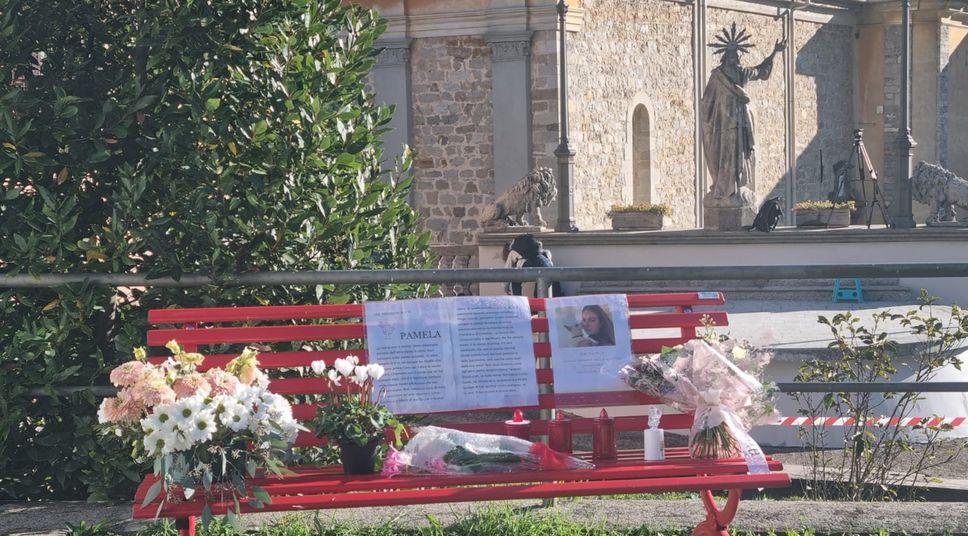 La panchina rossa dedicata a Pamela Genini  a Strozza sul sagrato della chiesa parrocchiale: i funerali si terranno venerdì 24 ottobre alle 10.30