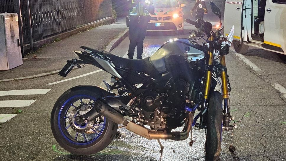 La moto coinvolta nell’incidente di Pradalunga. Il 25enne che la guidava è stato trasportato in codice rosso al San Gerardo di Monza. La moto coinvolta nell’incidente di Pradalunga. Il 25enne che la guidava è stato trasportato in codice rosso al San Gerardo di Monza.