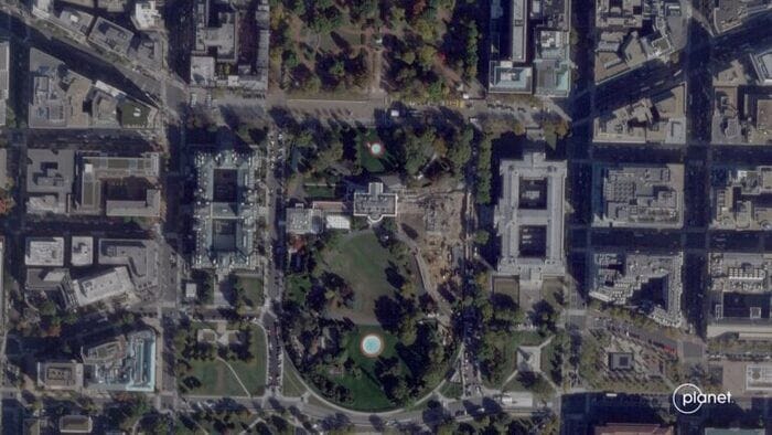 https://storage.ecodibergamo.it/media/photologue/2025/10/25/photos/cache/dai-satelliti-le-immagini-della-demolizione-della-east-wing-della-casa-bianca_2aecb694-b16d-11f0-a3cc-fcab3a63d132_v3_large_16_9.jpg