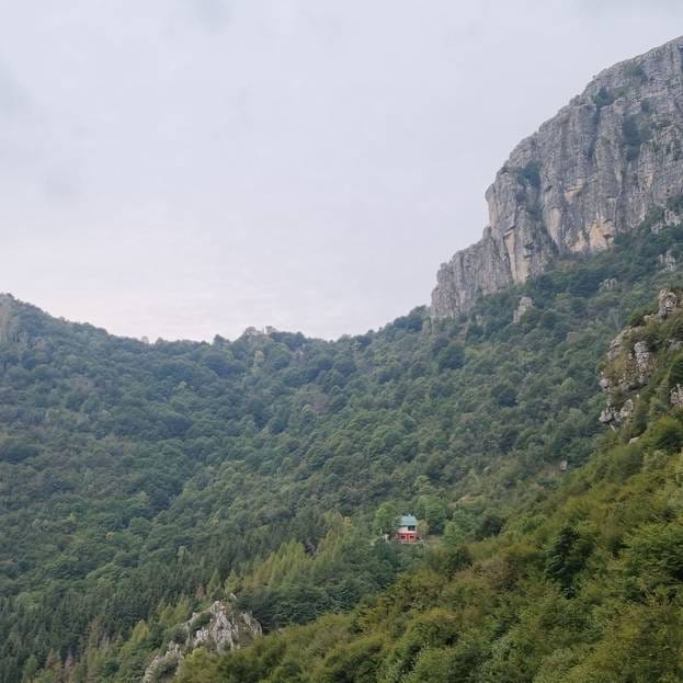 Il Passo del Fò e, seminascosta, la Capanna Alpinisti Monzesi Il Passo del Fò e, seminascosta, la Capanna Alpinisti Monzesi