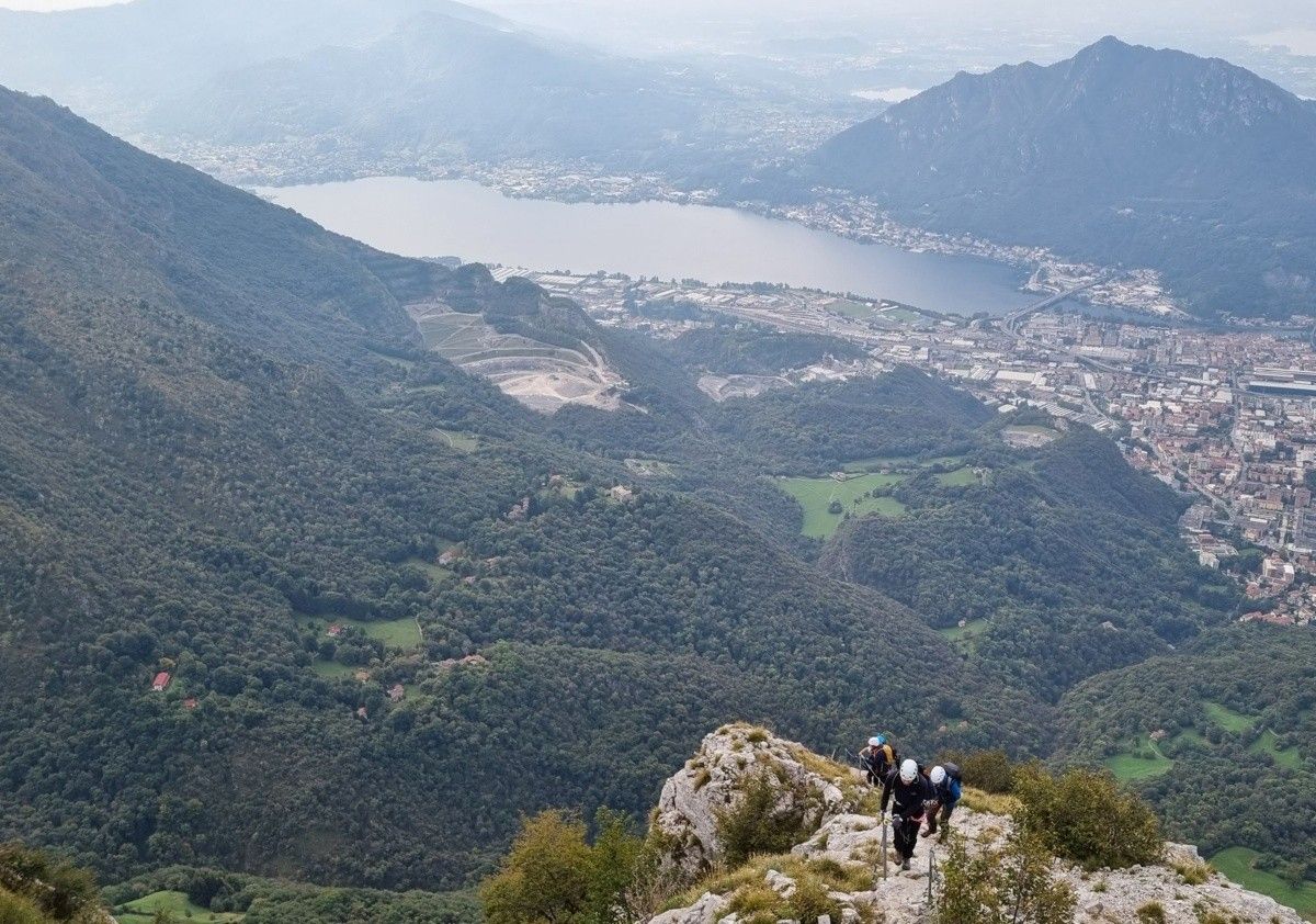 Alpinisti impegnati nel tratto finale della ferrata Gamma 1 Alpinisti impegnati nel tratto finale della ferrata Gamma 1